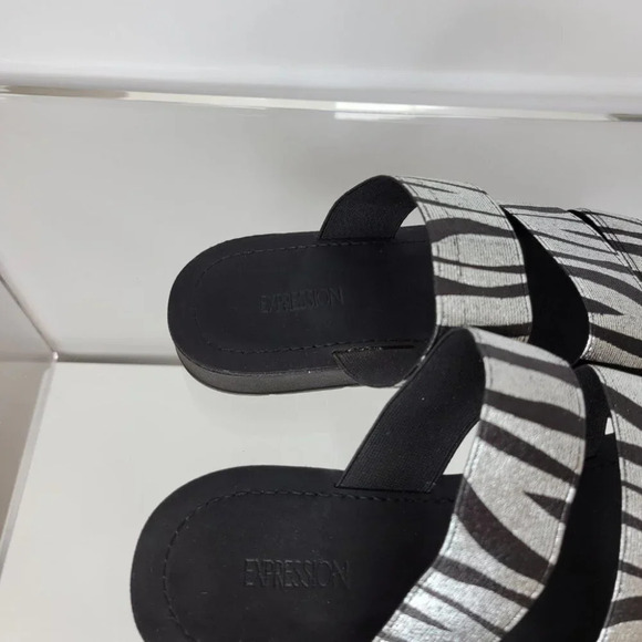 Expression Sandals - Picture 4 of 5